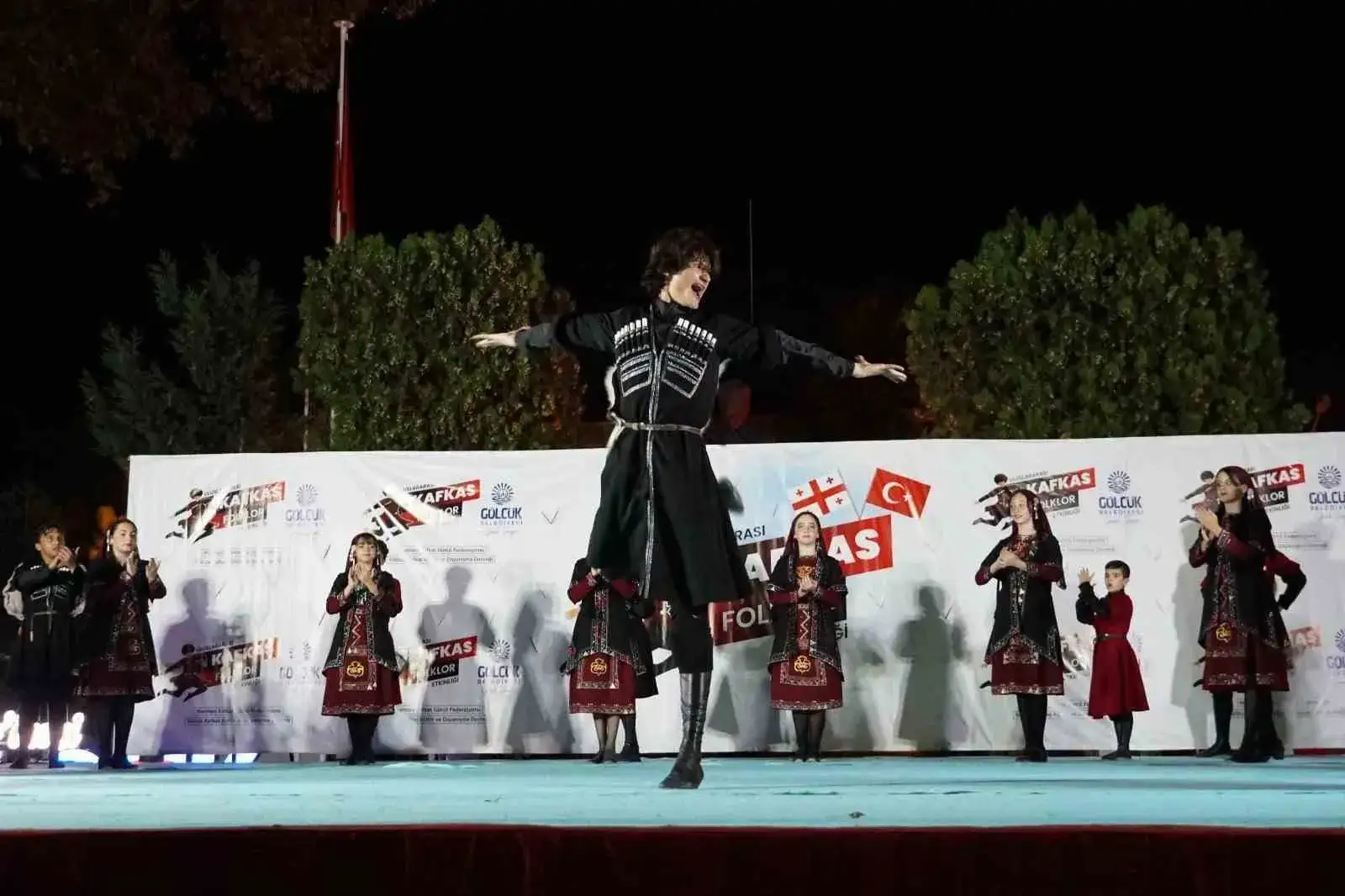 Gölcük’te Kafkas rüzgarı: Anıtpark üç saat folklorla çalkalandı