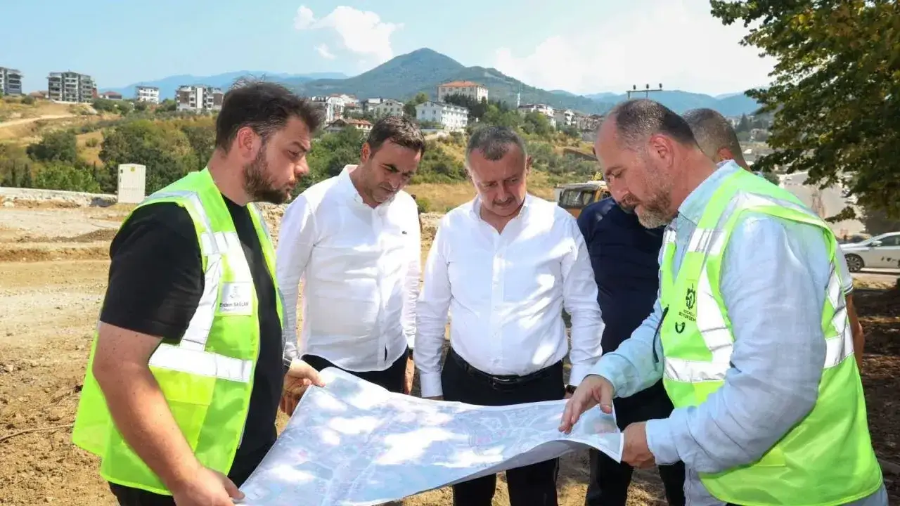 Başkan Büyükakın yerinde inceledi! Başiskele’de 3 cadde yenileniyor